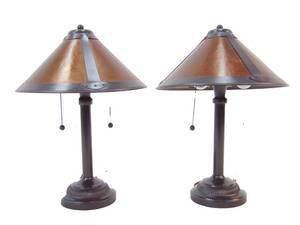 lot 66 image: Pretty Pair of Lamps