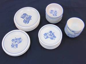 lot 174 image: Pfaltzgraff  Lot of Vintage Plates  Bowls
