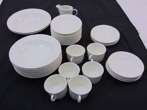 lot 175 image: MIKASA English Countryside White DP-900 Ceramic Dishes - Plates - Mugs