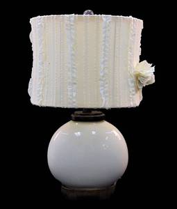 lot 196 image: White Crackle Ceramic Lamp with Cute Lampshade