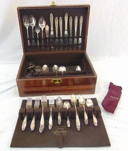 lot 269 image: Beautiful Vintage Silver Plated Silverware Set with Case
