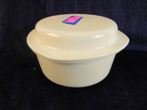 lot 365 image: 2 QT Casserole Dish by MICROCERAM Anchor Hocking USA - Vintage