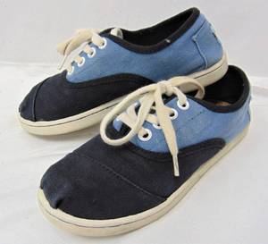 lot 374 image: Pair of Kids TOMS Shoes Sz 2Y