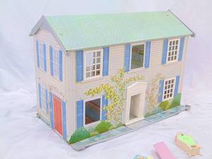 lot 724 image: Vintage Metal Doll House with Accessories