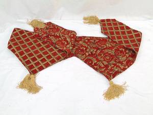 lot 748 image: Holiday Fabric Runner