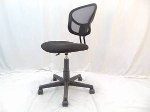 lot 882 image: Modern Black Rolling Office Chair