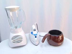 lot 909 image: Blender  Iron  Chocolate Pro Warmer - All Working