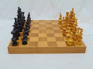 lot 358 image: Lovely Wood Vintage Chess Set - Complete -