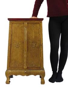lot 669 image: Beautiful Ornate Gold Cabinet Made in Thailand