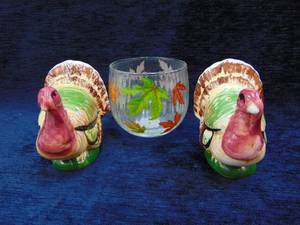 lot 171 image: Thanksgiving Salt & Pepper Shakers Little Turkeys  Autumn candle holder