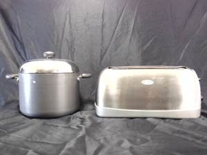 lot 333 image: Oster Extra Long Toaster & Cooking Pot with Lid