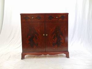lot 134 image: Vintage VICTROLA Cabinet with Record Player