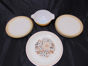 lot 359 image: Vintage Floral Serving Plate & Vintage Pyrex  4 Dinner Plates