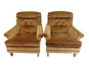 lot 299 image: Pair of Comfy Vintage Nutmeg Colored Chairs by Broyhill