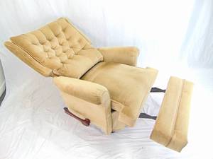 lot 34 image: LA-Z-BOY Vintage Champagne Colored Recliner Chair