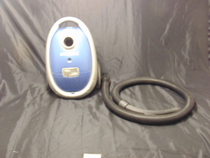 lot 390 image: Oreck Vacuum & Hose - Working