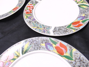 lot 207 image: Lot of 4 Beautiful Dinner Plates with Modern Floral Design by Panstone