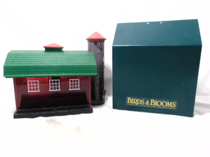 lot 164 image: Birds & Blooms Bird House