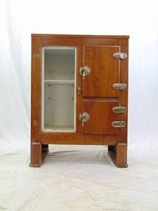 lot 453 image: Vintage Oak Ice  Box