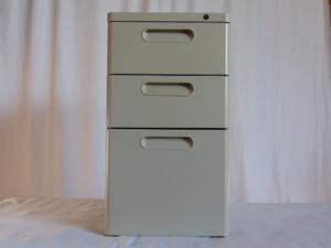 lot 475 image: Metal Office Drawers  File Cabinet in Lowest Drawer