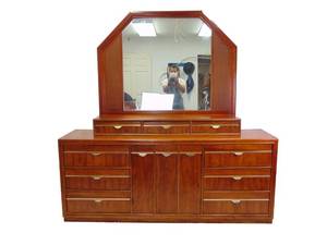 lot 455 image: BASSETT Furniture Vintage Dresser with Mirror with Brass Tone Handles