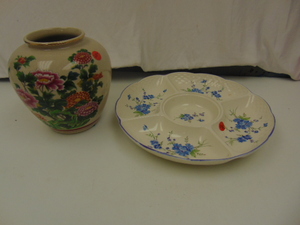 lot 100 image: Ceramic Chip & Dip Tray & Asian Vase