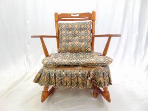 lot 271 image: Antique Rocking Chair