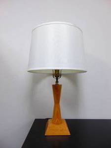 lot 338 image: Vintage Mid Century Wood Table Lamp - Working - Showroom