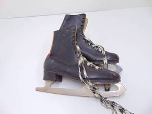 lot 311 image: Black Leather Ice Skates Sz 9.5 M