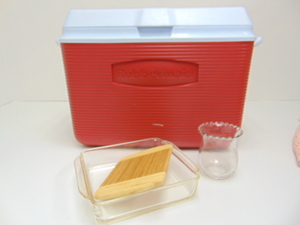 lot 330 image: Rubbermaid Cooler & Accessories