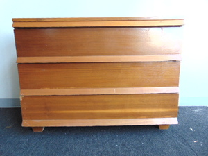 lot 398 image: Vintage Mid Century Chest of Drawers - Bachelors Chest