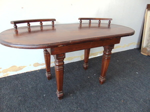 lot 414 image: Cute Small Wood Oval Table