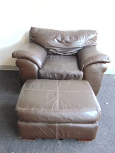 lot 419 image: Extra Large Genuine Brown Leather Chair & Ottoman