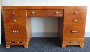 lot 600 image: Vintage Mid Century Vanity  Childrens Desk with Mirror