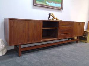 lot 80 image: Mid Century STYLE 90 L Credenza - SHOWROOM