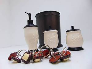 lot 366 image: Bathroom Set
