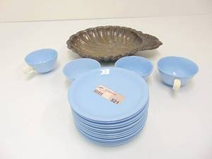 lot 521 image: Lot with Blue Dishes