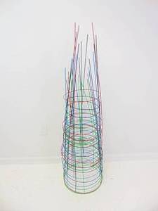 lot 492 image: Lot of 42 Inch Assorted Tomato Cages