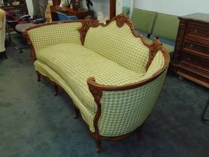 lot 85 image: Victorian Antique Beautiful Sofa - SHOWROOM