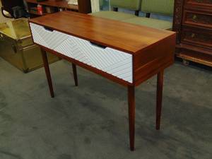 lot 276 image: Mid Century Style Entry Table  Sofa Table - SHOWROOM