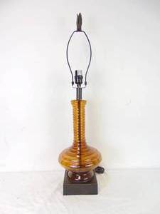 lot 128 image: Pretty Amber Glass Table Lamp - Working