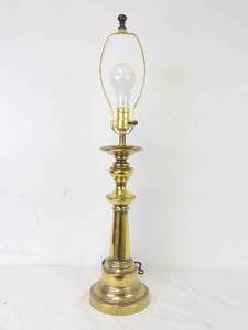 lot 134 image: Vintage Brass Tone Table Lamp - Working