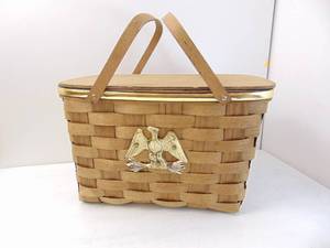lot 308 image: Vintage Woven Picnic Basket with Eagle