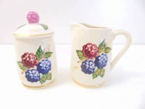 lot 315 image: Knotts Berry Farm Creamer and Sugar Set