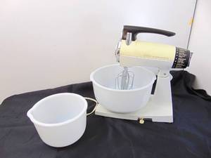 lot 322 image: Vintage Sunbeam Mix Master with Milk Glass Mixing Bowls - Works