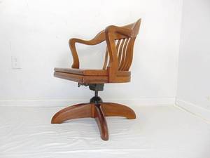 lot 73 image: Solid Walnut Vintage Swivel Bankers Chair Gunlocke