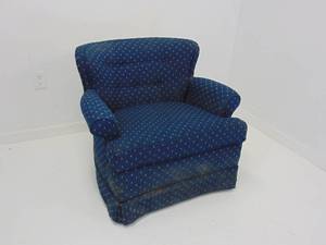 lot 88 image: Blue chair