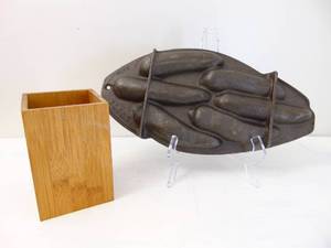 lot 510 image: Vintage LODGE Cast Iron Chili Pepper Cornbread stick Pan 6 Pcs. and Bamboo Utensil Holder