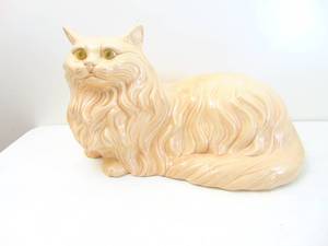 lot 494 image: Vintage Hand-Made Ceramic Cat Figurine - Pinkish Beige - Showroom