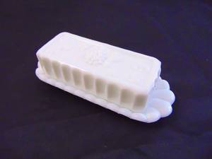 lot 498 image: Milk Glass Vintage Butter Dish - Perfect Condition